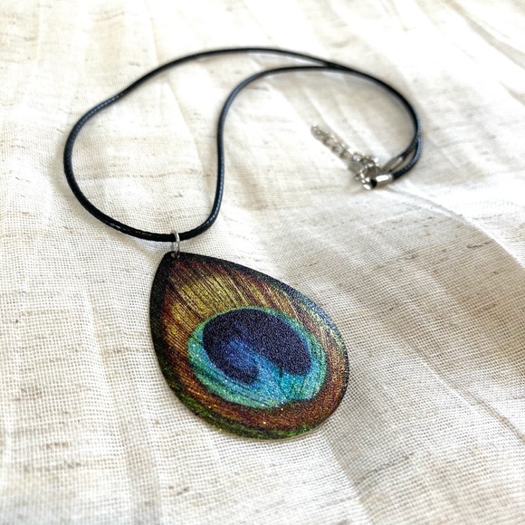 Jewelry - ✨HP✨ 💐3/$12 Peacock necklace